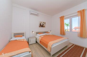 Apartments and rooms with parking space Brela, Makarska - 2717