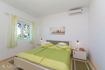 Apartments and rooms with parking space Brela, Makarska - 2717