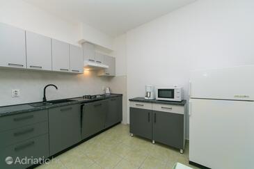 Apartments and rooms with parking space Brela, Makarska - 2717