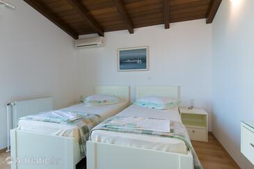 Apartments and rooms with parking space Brela, Makarska - 2717