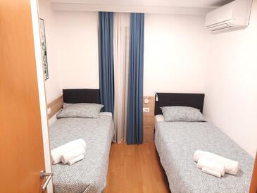 Apartmanok családok részére medencével Rozac, Umag - 27246