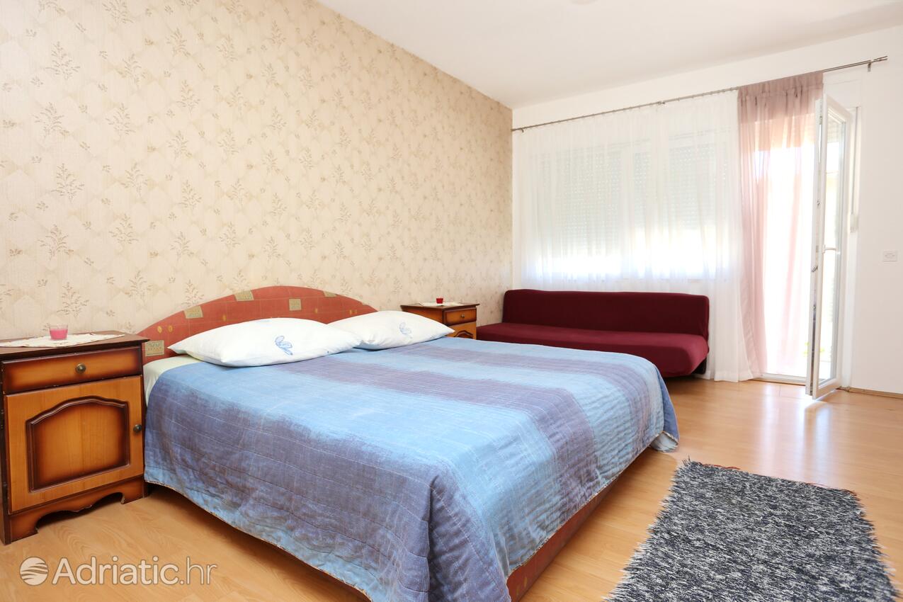 Apartments with parking space Omiš - 2738