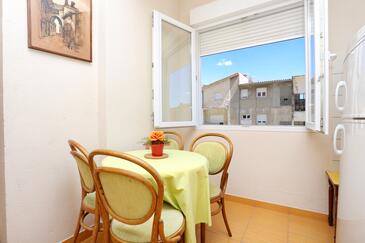 Ferienwohnungen mit Parkplatz Omis - 2738