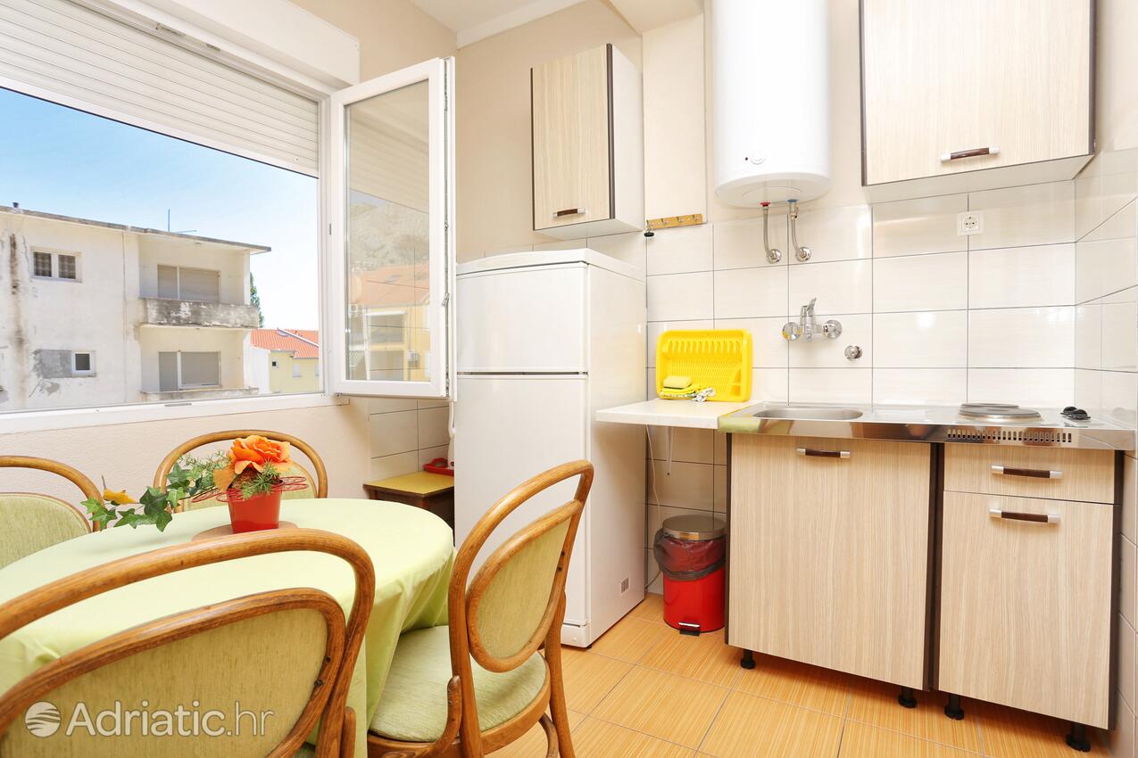 Apartments with parking space Omiš - 2738