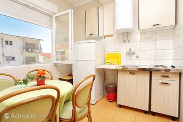 Ferienwohnungen mit Parkplatz Omis - 2738