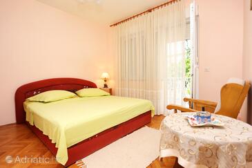 Апартаменти з паркуванням Оміш - Omiš - 2738