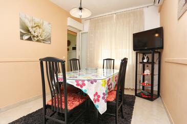 Апартаменти з паркуванням Оміш - Omiš - 2738