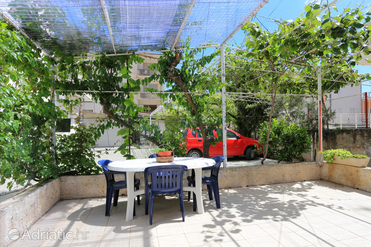 Apartments with parking space Omiš - 2738