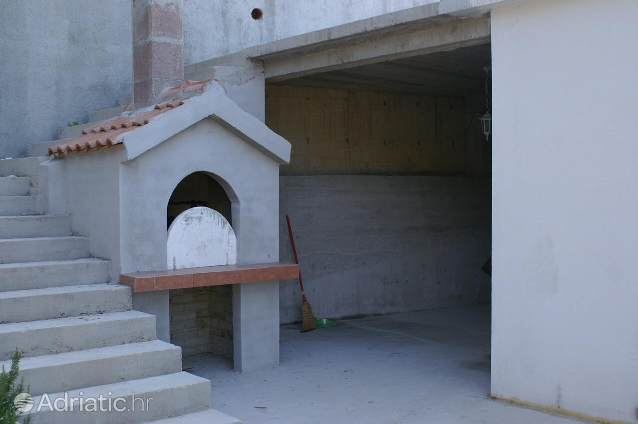 Courtyard - Apartments by the sea Marušići, Omiš