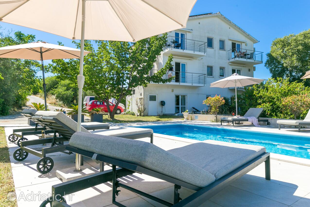 Lejligheder med pool egnet til familier med børn Marina, Trogir - 27449