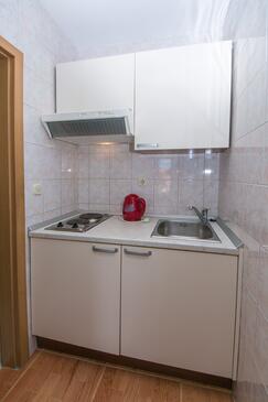 Brela, Kuhinja u smještaju tipa studio-apartment, WiFi.