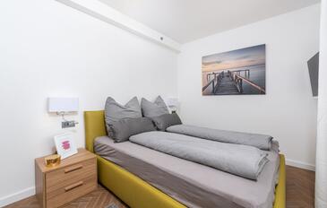 Apartments with WiFi Poreč - 27520