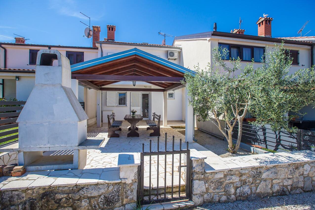 Vakantiehuis met parkeerplaats Porec - 27543