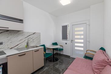 Duće, Sufragerie în unitate de cazare tip apartment, WiFi.