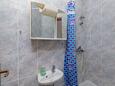 Duće, Baño en alojamiento de tipo studio-apartment, WiFi.