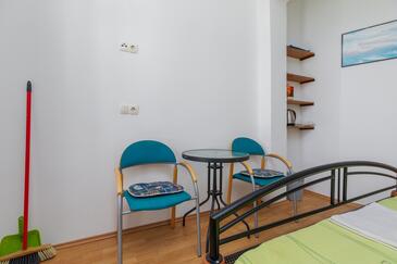 Duće, Comedor en alojamiento de tipo studio-apartment, WiFi.