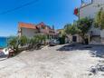 Duće, Omiš, Парковка 2758 - Апартаменты вблизи моря с песчаным пляжем.