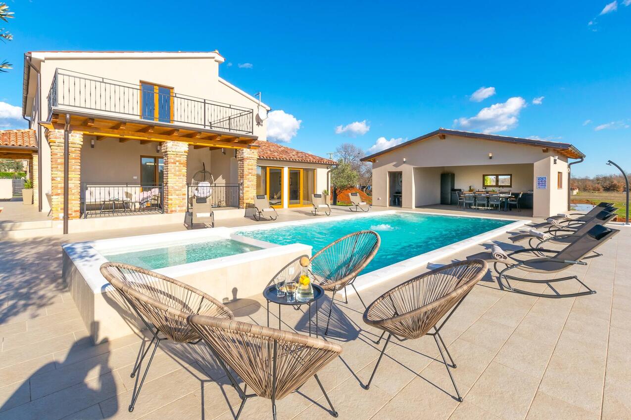 Feriehus med swimmingpool Loborika, Pula - 27718