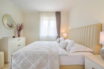 Apartamentos con piscina adecuados para familias con niños Malinska, Krk - 27759