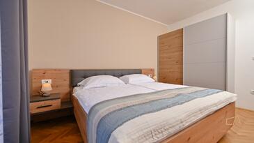 Apartamentos con piscina adecuados para familias con niños Malinska, Krk - 27797