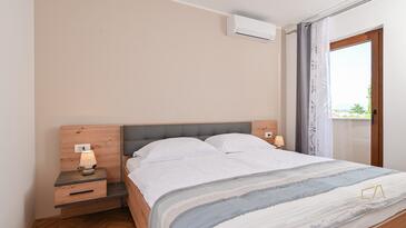 Apartamentos con piscina adecuados para familias con niños Malinska, Krk - 27797