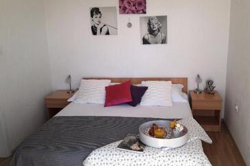 Apartments with parking space Makarska - 27979