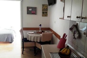 Apartments with parking space Makarska - 27979