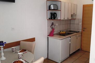 Apartments with parking space Makarska - 27979