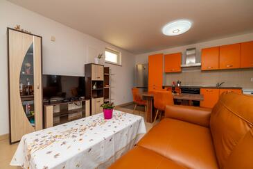 Lejlighedens parkeringsplads Belej, Cres - 28068