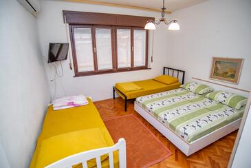 Apartments by the sea Sumpetar, Omiš - 2808