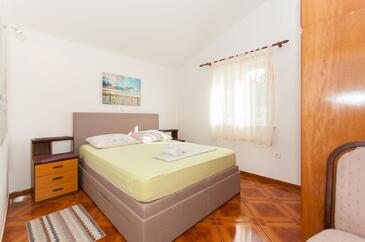 Apartments with parking space Pisak, Omiš - 2827