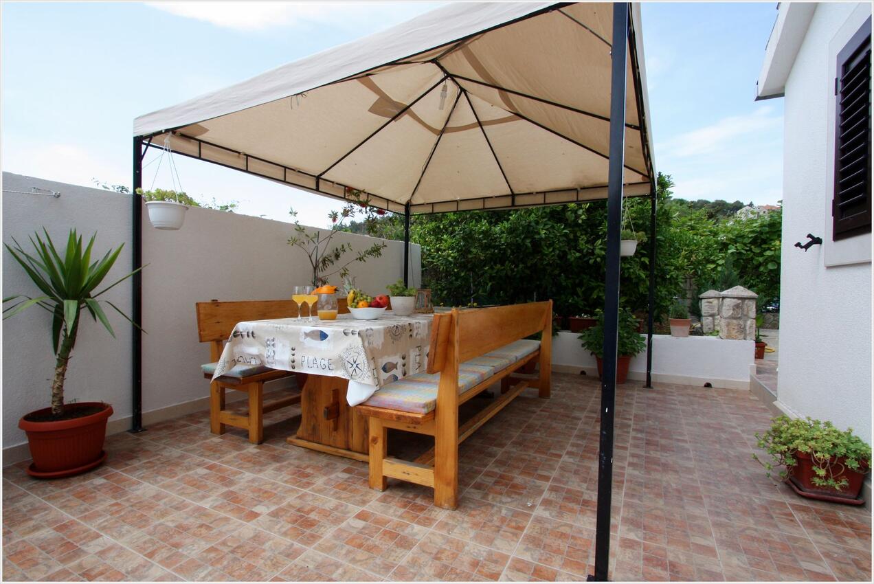 Apartmanok parkolóhellyel Sutivan, Brac - 2842