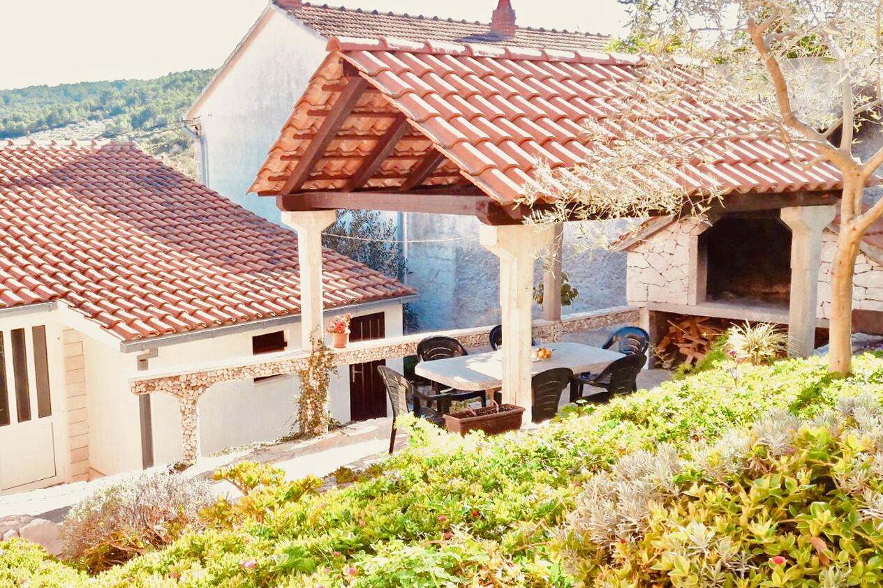 Courtyard - Apartments with a parking space Sutivan, Brač