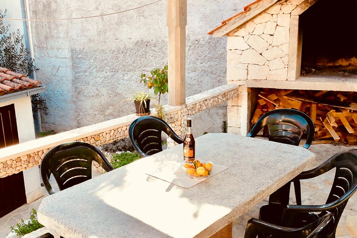 Courtyard - Apartments with a parking space Sutivan, Brač