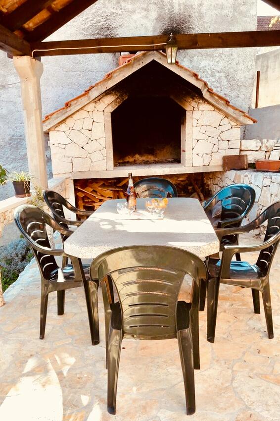 Courtyard - Apartments with a parking space Sutivan, Brač