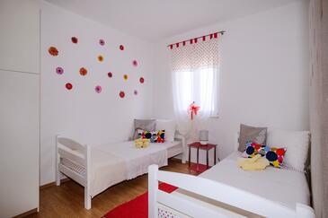 Apartments by the sea Sutivan, Brač - 2851