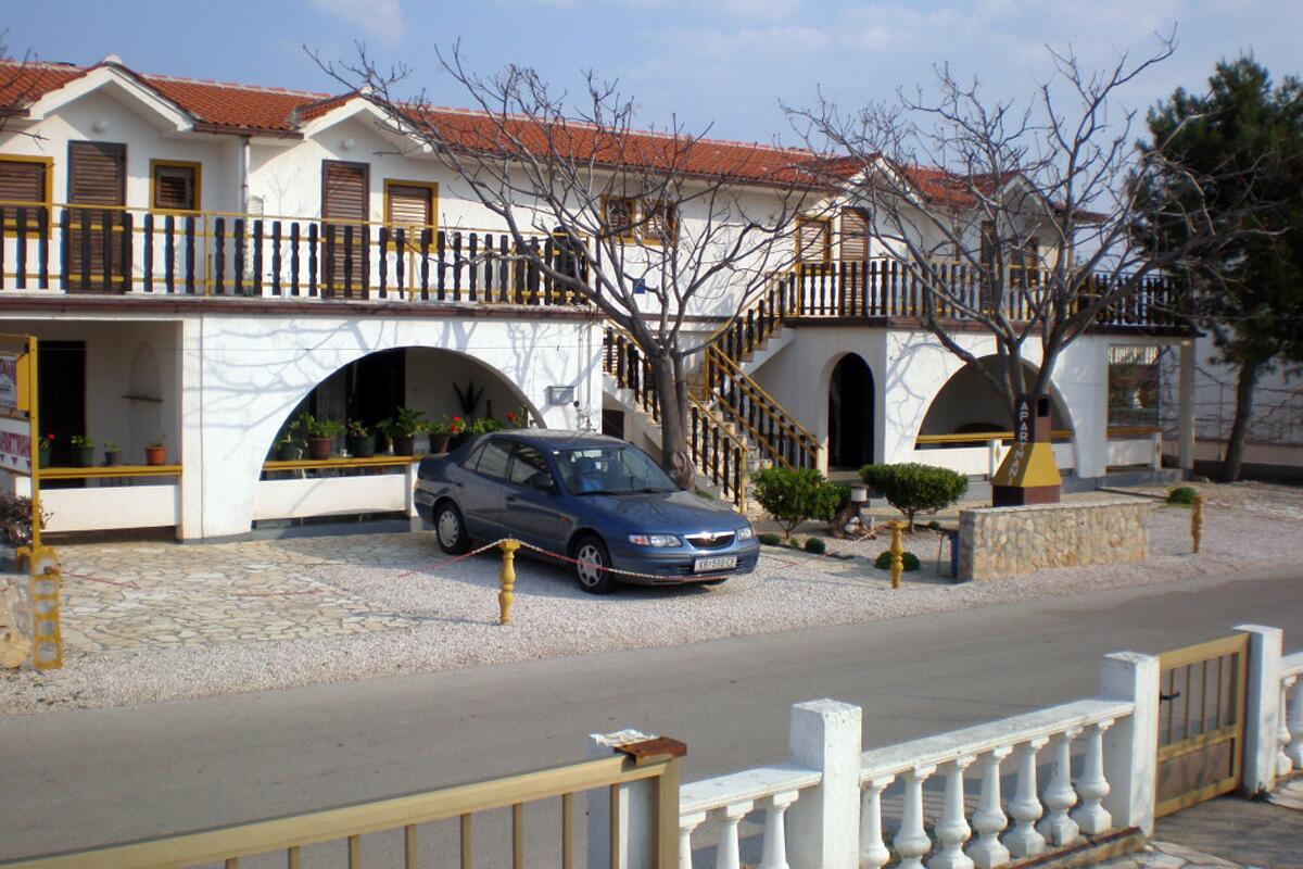 Apartments with terrace Vir, North Dalmatia