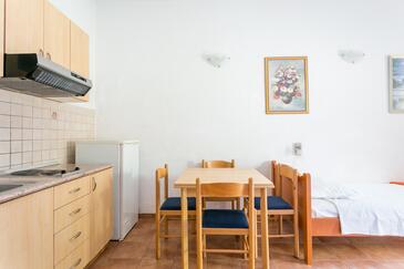 Apartamentos e estúdios Baška Voda, Dalmácia Central