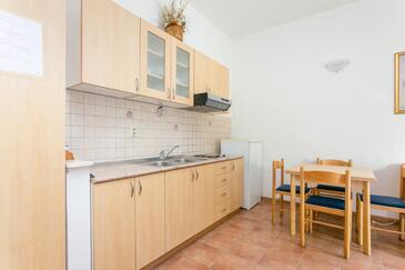 Apartamentos e estúdios Baška Voda, Dalmácia Central
