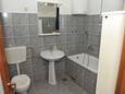 Baška Voda, Bathroom in the studio-apartment, WiFi.