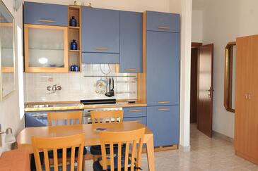 Baška Voda, Kitchen in the studio-apartment, WiFi.