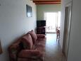 Milna, Living room in the apartment, air condition available and WiFi.