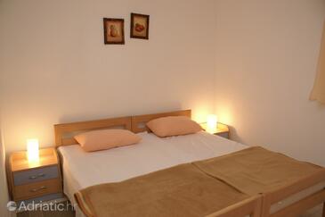 Apartments by the sea Mirca, Brač - 3068
