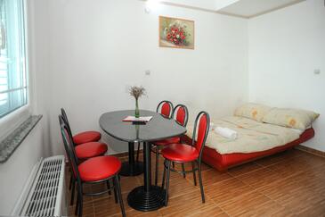 Sufragerie Caska, Sufragerie în unitate de cazare tip apartment, aer condiționat disponibil şi WiFi.