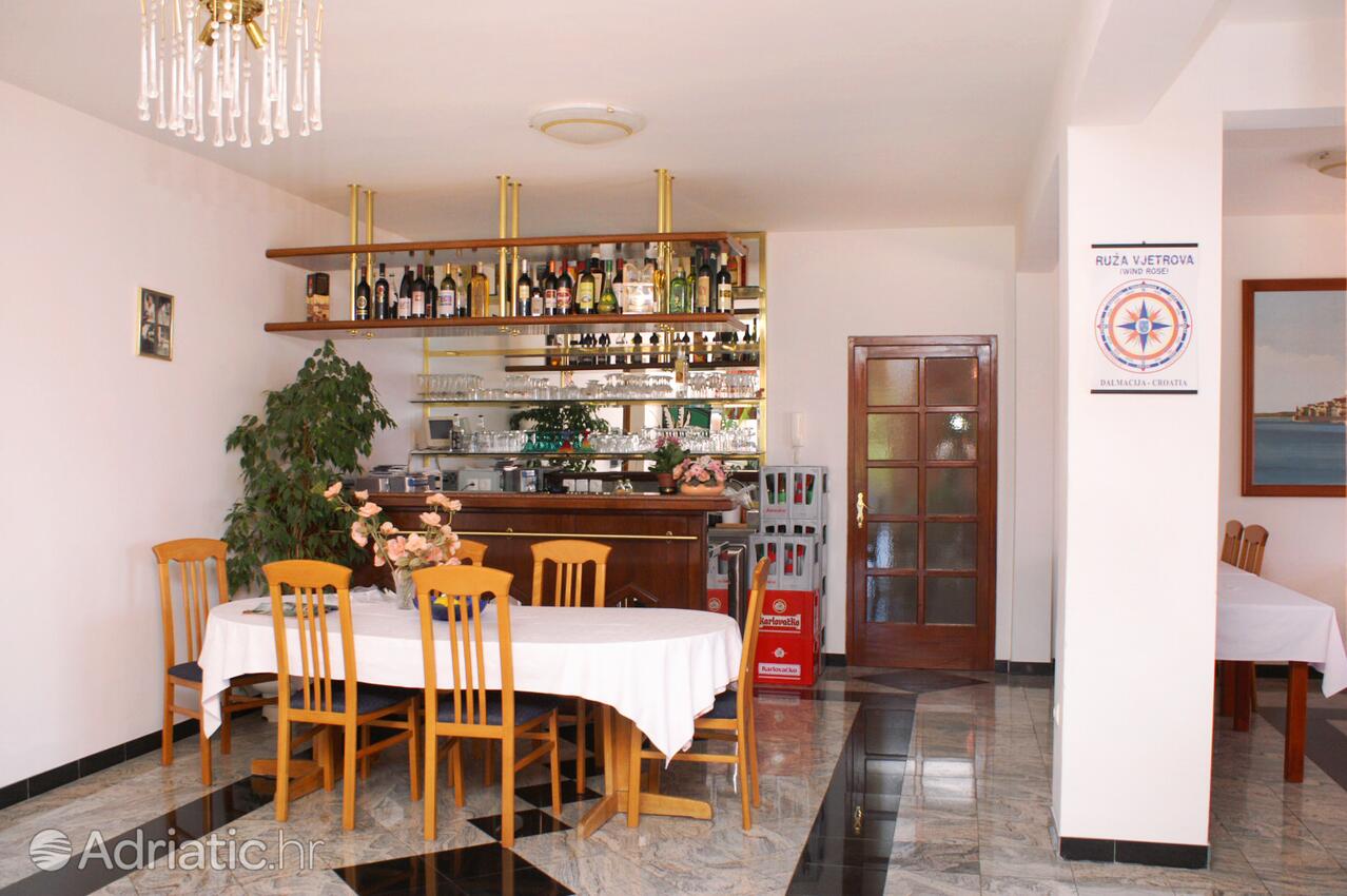 Podwórko - Apartamenty i pokoje nad morzem Primosten