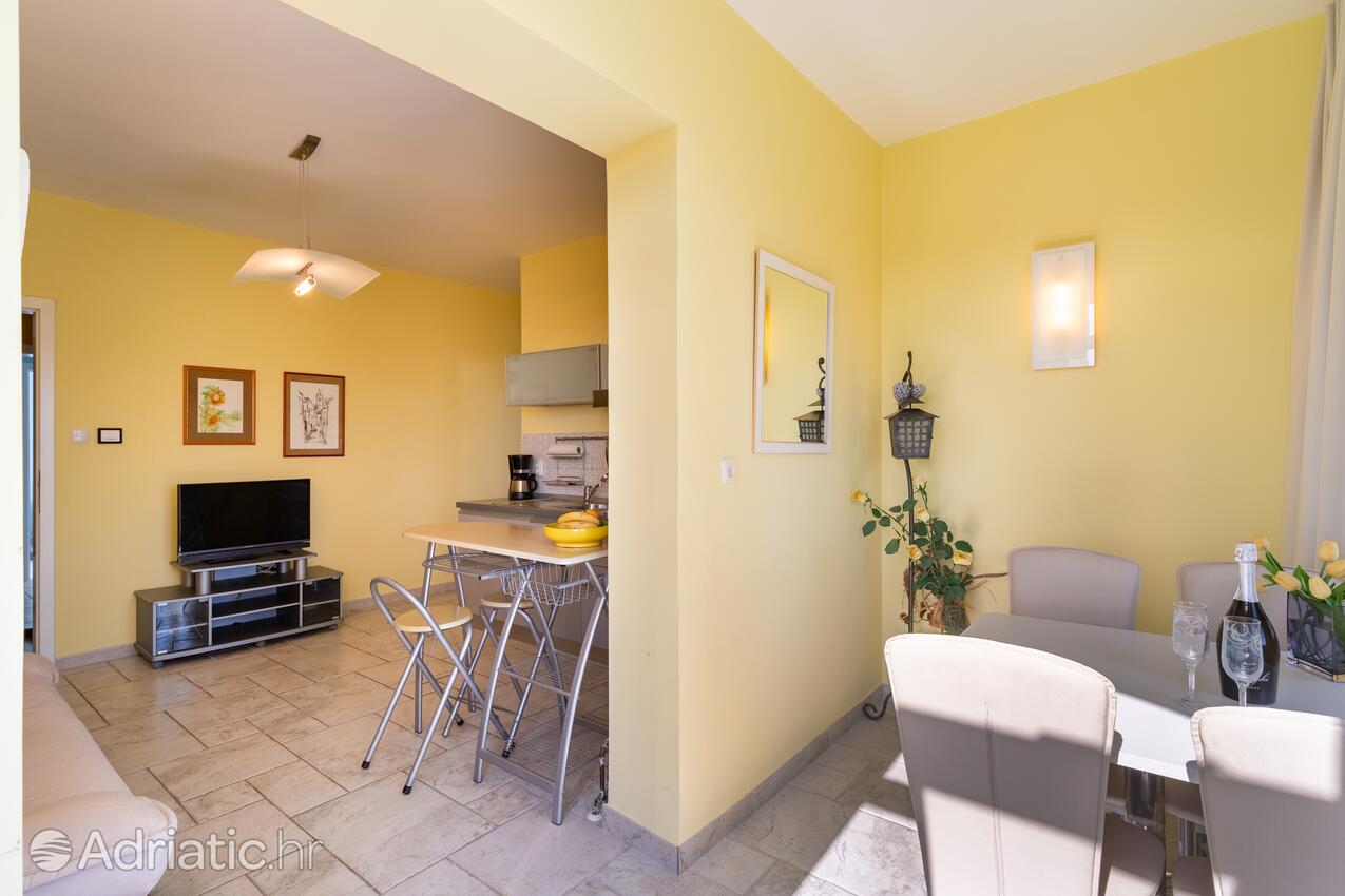 A-3203-a - Zasebna namestitev - Apartmaji ob morju Barbat, Rab