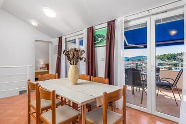 Apartmány s terasou Tisno, Severní Dalmácie