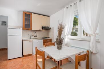 Apartmány s terasou Tisno, Severní Dalmácie
