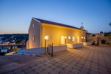 Apartmány s terasou Tisno, Severní Dalmácie