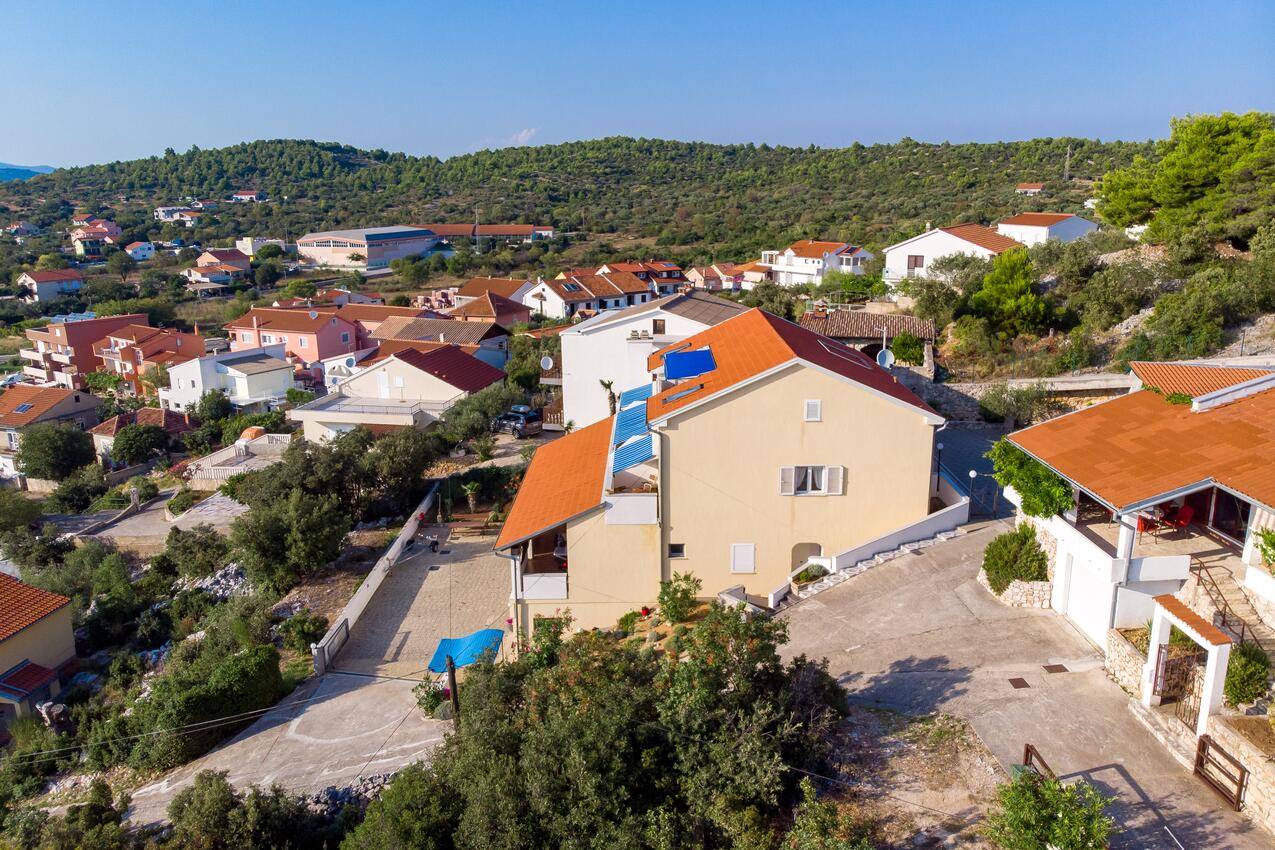 Apartmány s terasou Tisno, Severní Dalmácie
